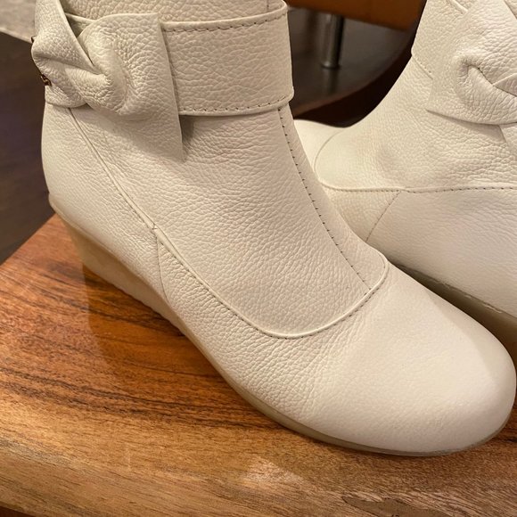 Beautiful White Leather Bowknot Boots Like New - Picture 2 of 4